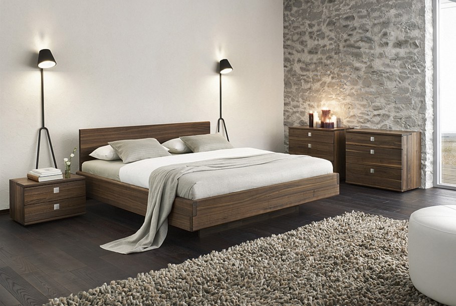 Спальня с деревянной кроватью