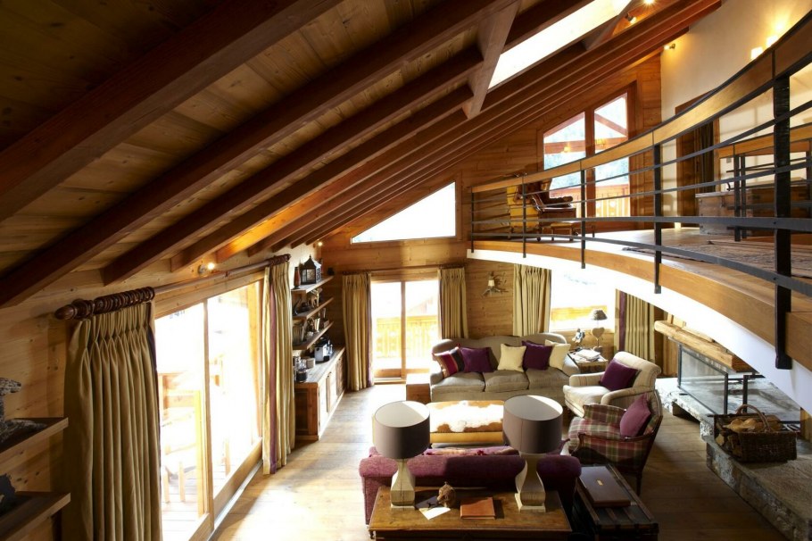 Гостиная в деревянном доме с панорамными окнами