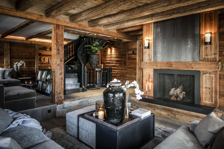 Дровяник в стиле Шале