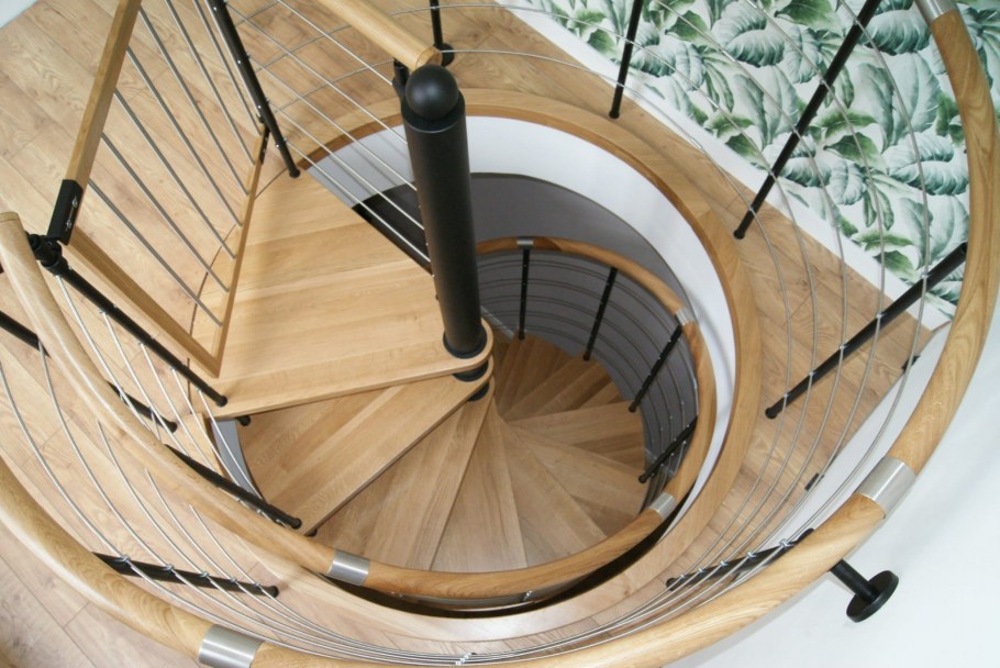 Стеклянная винтовая лестница