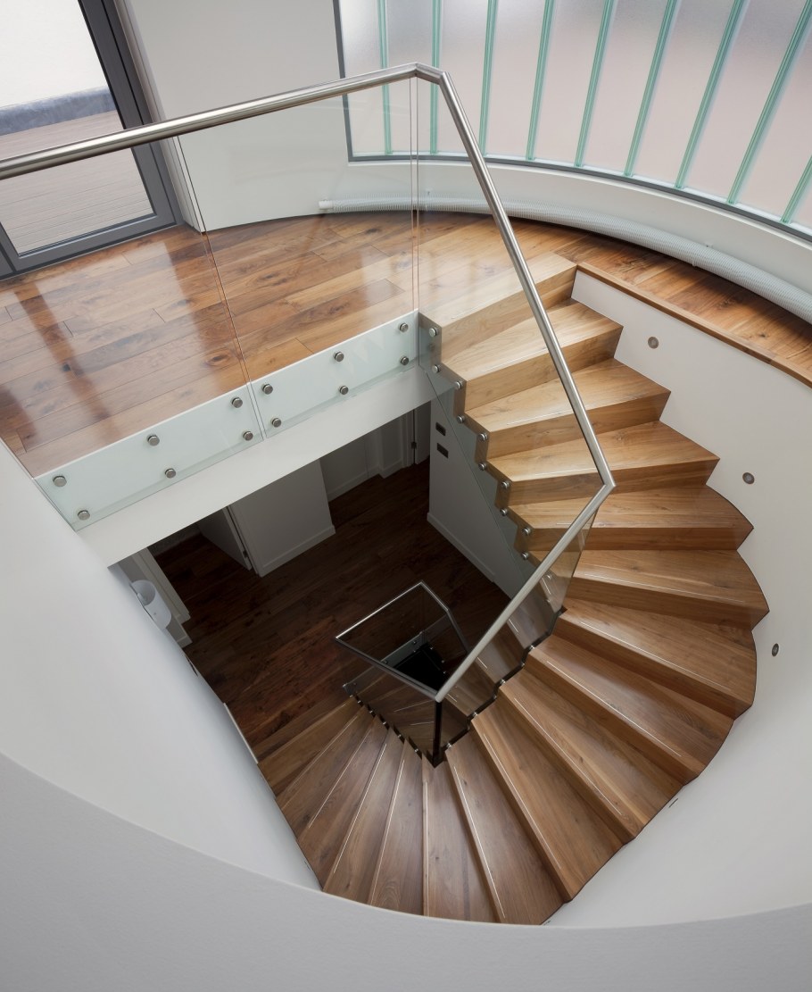 Полувинтовая лестница на второй этаж