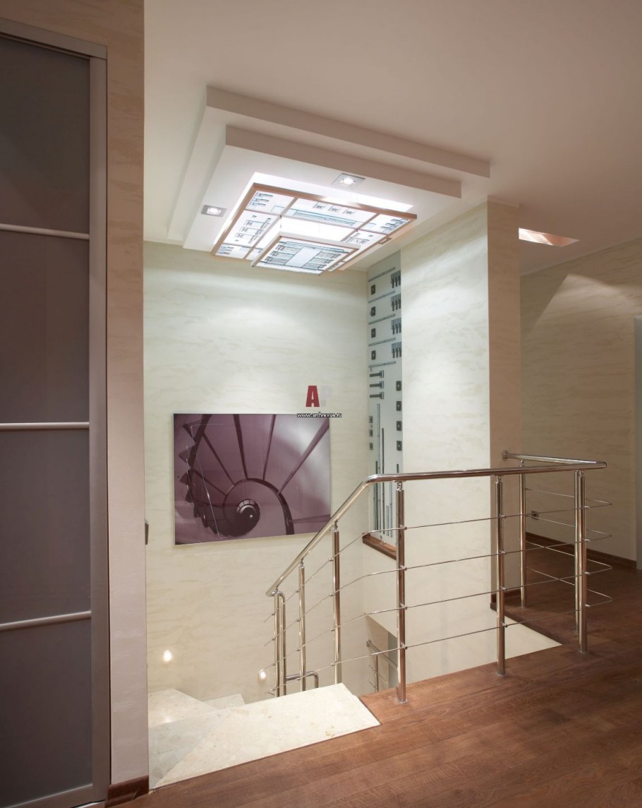 Потолок над лестницей на второй этаж