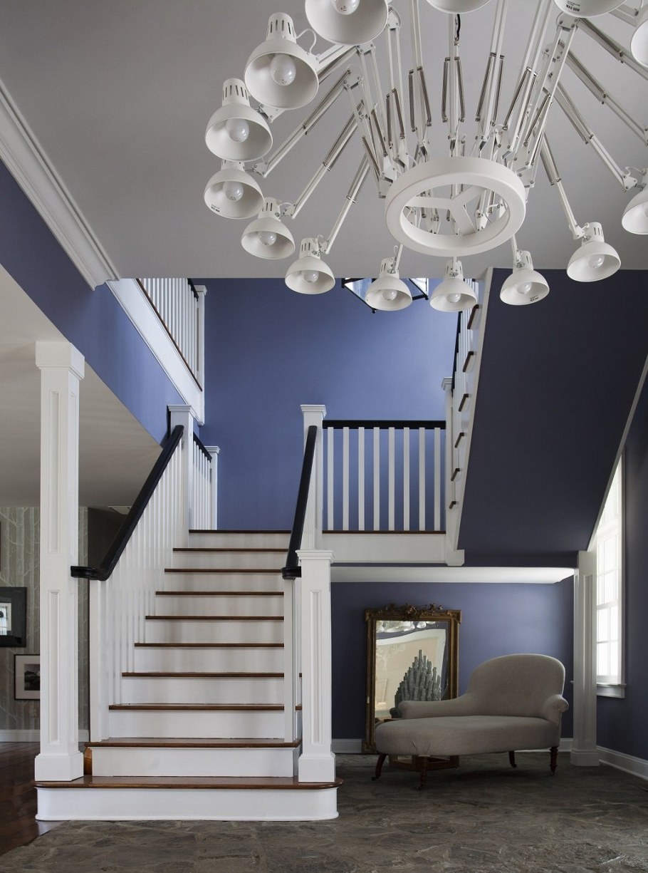 Потолок в холле с лестницей