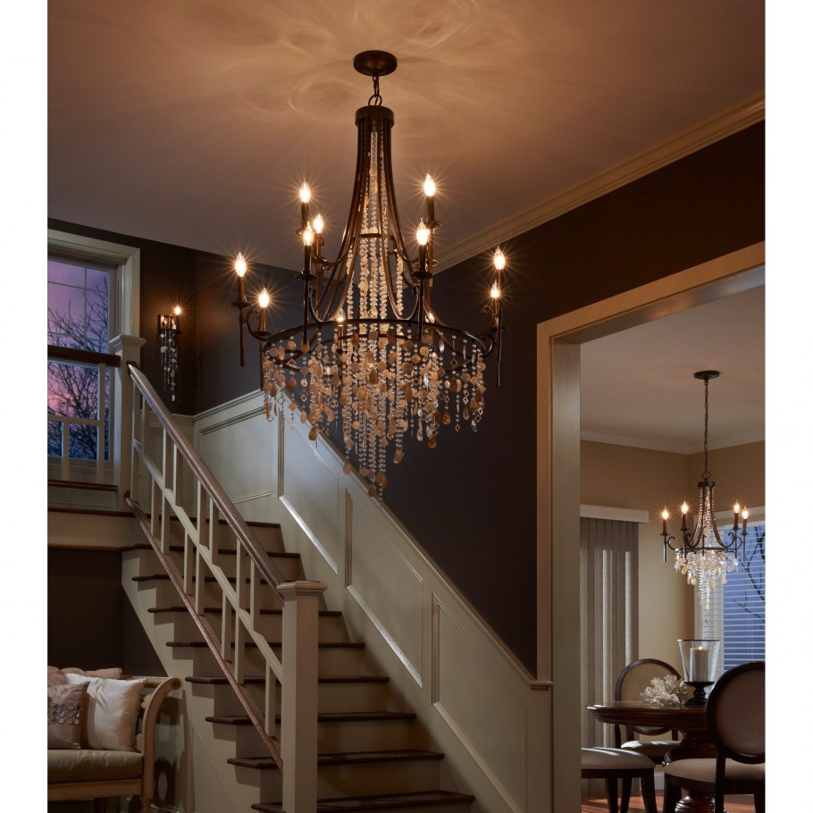 Люстра в лестничный проем