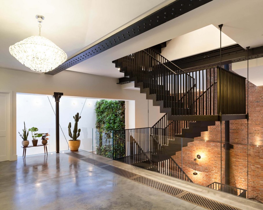 Потолок на лестнице