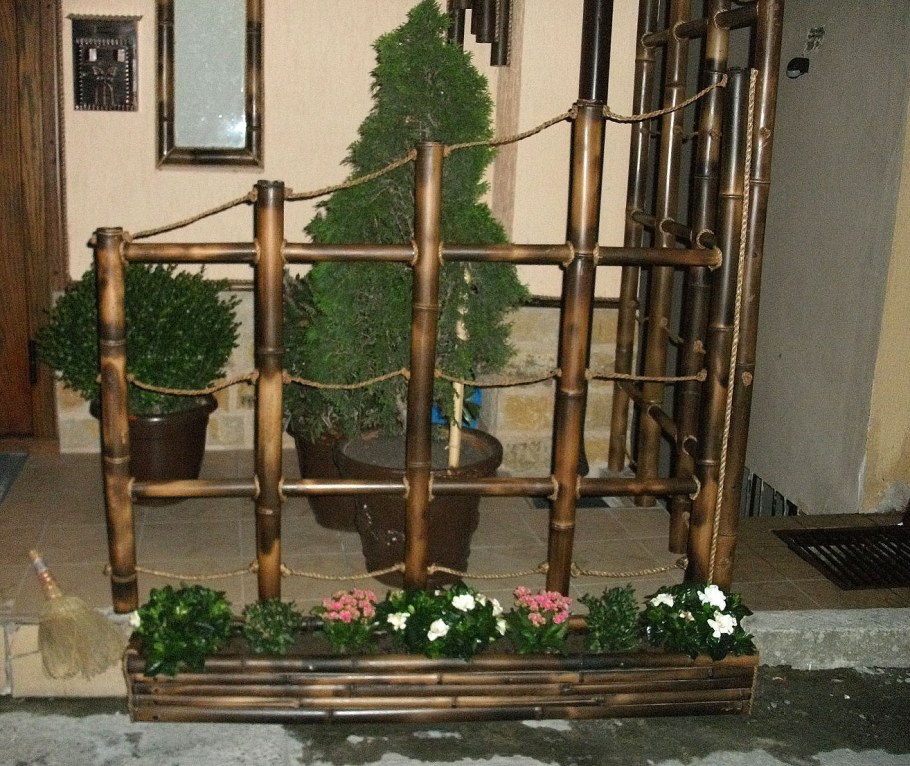 Декор из бамбука для сада