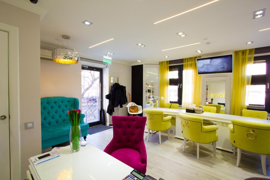 Интерьер яркой парикмахерской
