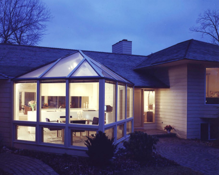Одноэтажный дом со стеклянной верандой