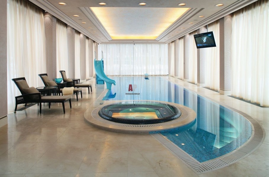 Помещение с бассейном