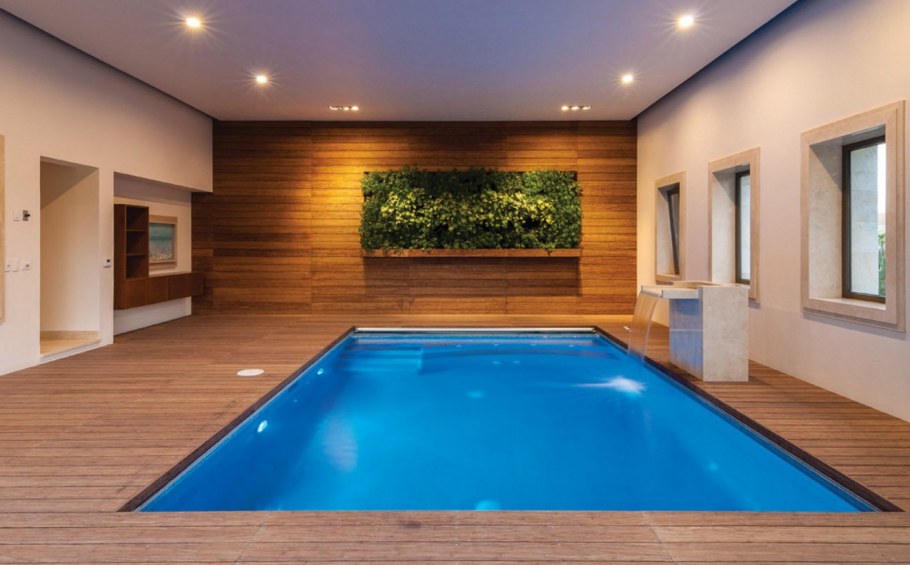 Небольшой бассейн в доме