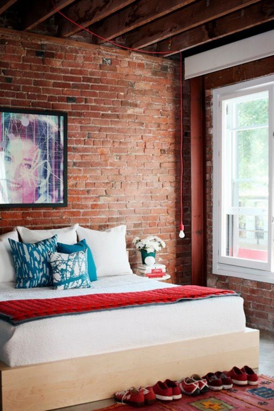 Освещение кирпичной стены в интерьере