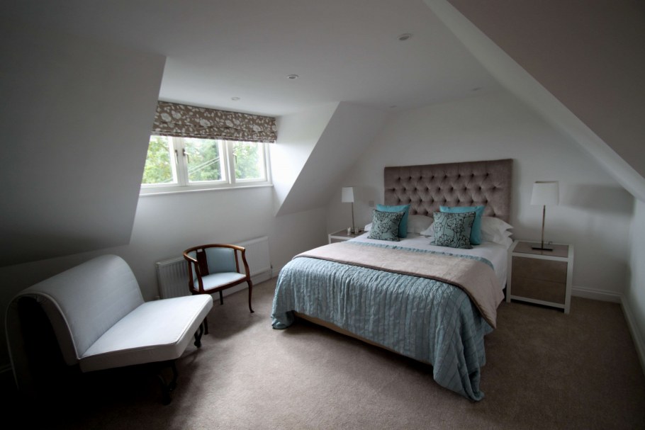 Белая спальня в мансарде