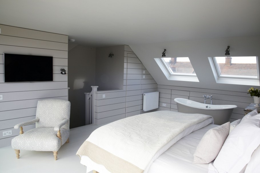 Белая спальня в мансарде
