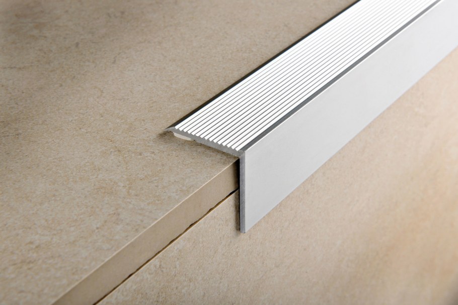 Кромка алюминиевая угол наружный 10 мм l-Тип анодированное серебро 2.7 м