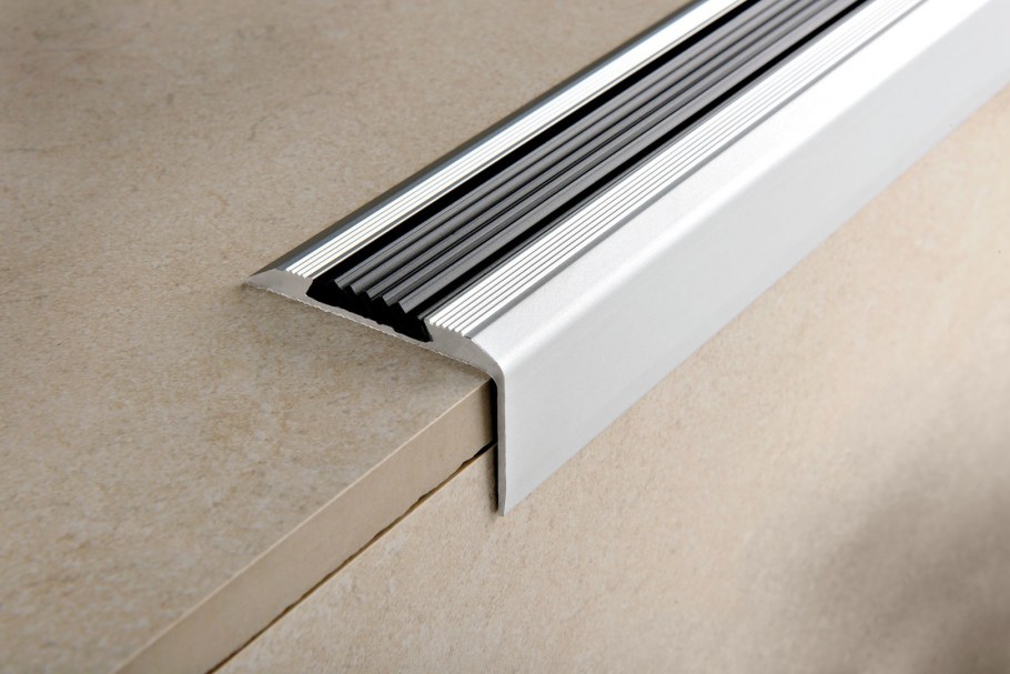 Угловой алюминиевый противоскользящий профиль для ступеней