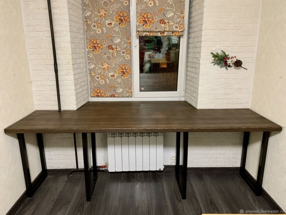 Широкий подоконник стол