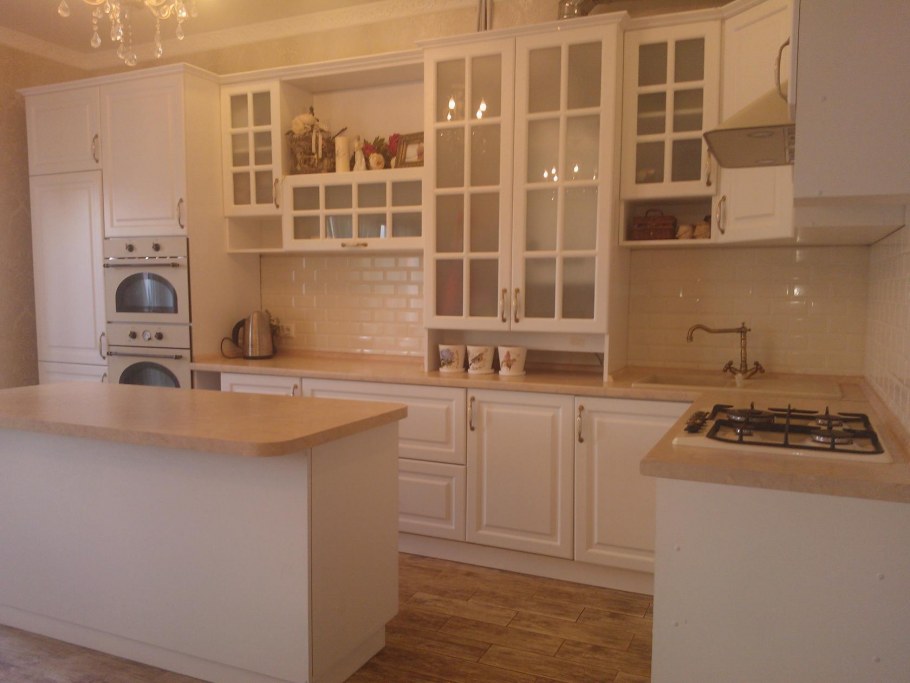 Бело-бежевая кухня с деревянной столешницей