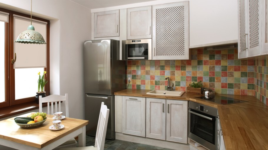 Светлая кухня с деревянной столешницей