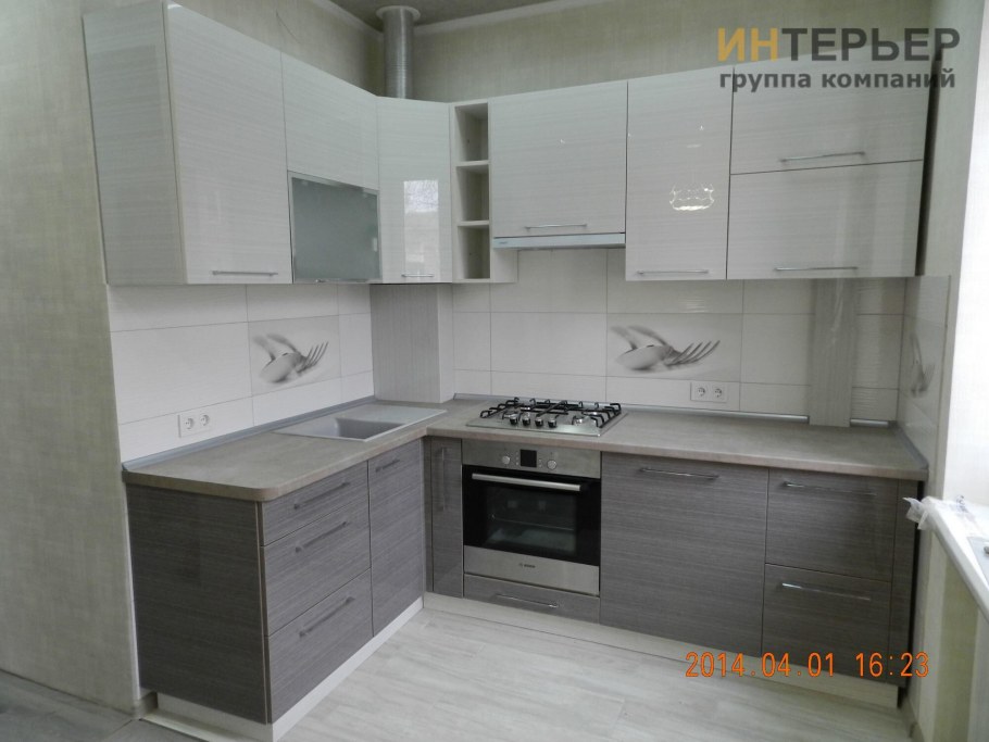Кухня угловая белый верх серый низ