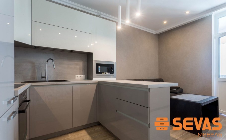 Кухня светло серая матовая