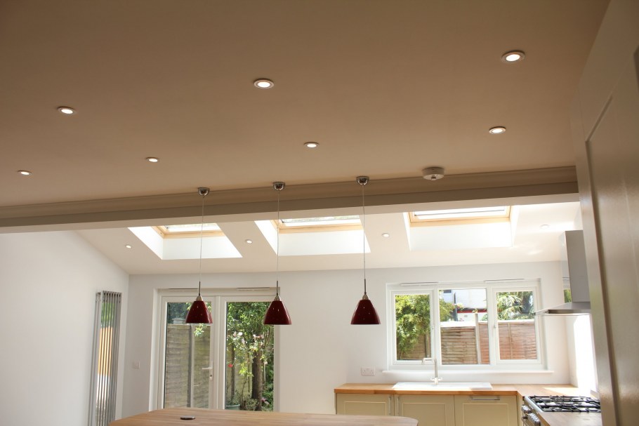 Точечные светильники на потолке