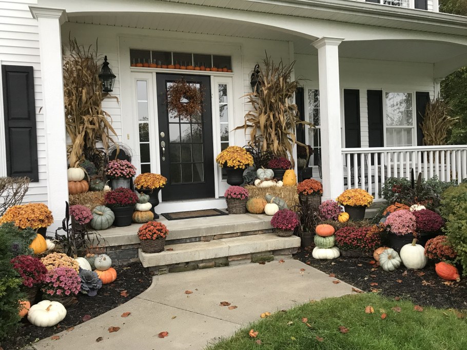 Осенний декор двора