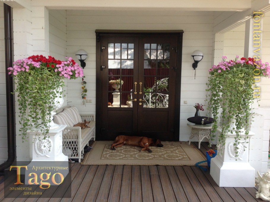 Крыльцо с вазонами