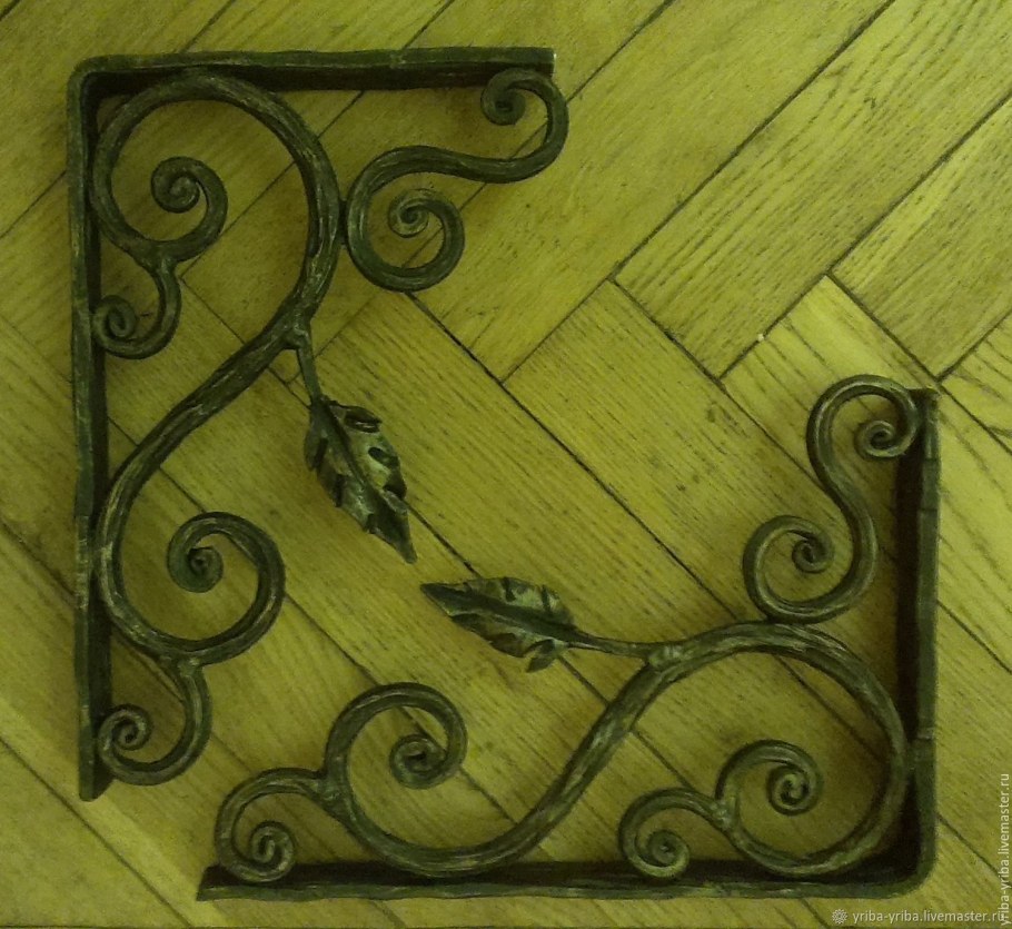 Полки с кованными элементами