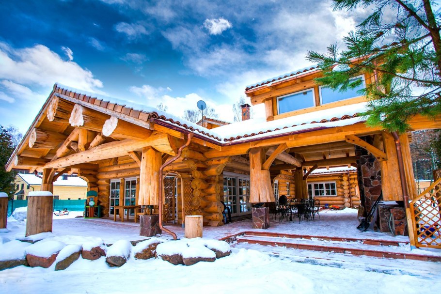 Загородный особняк из канадского кедра