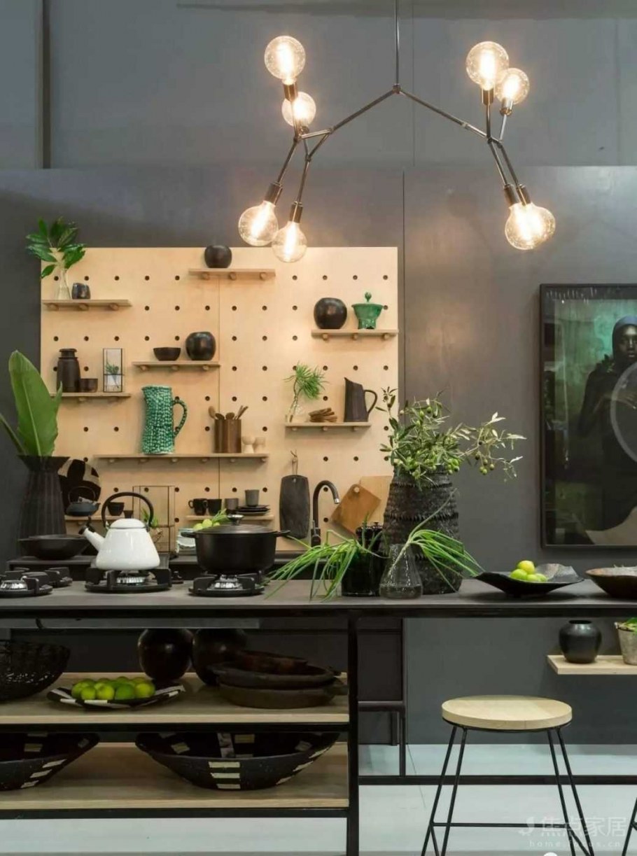 Декор стен тарелками на кухне