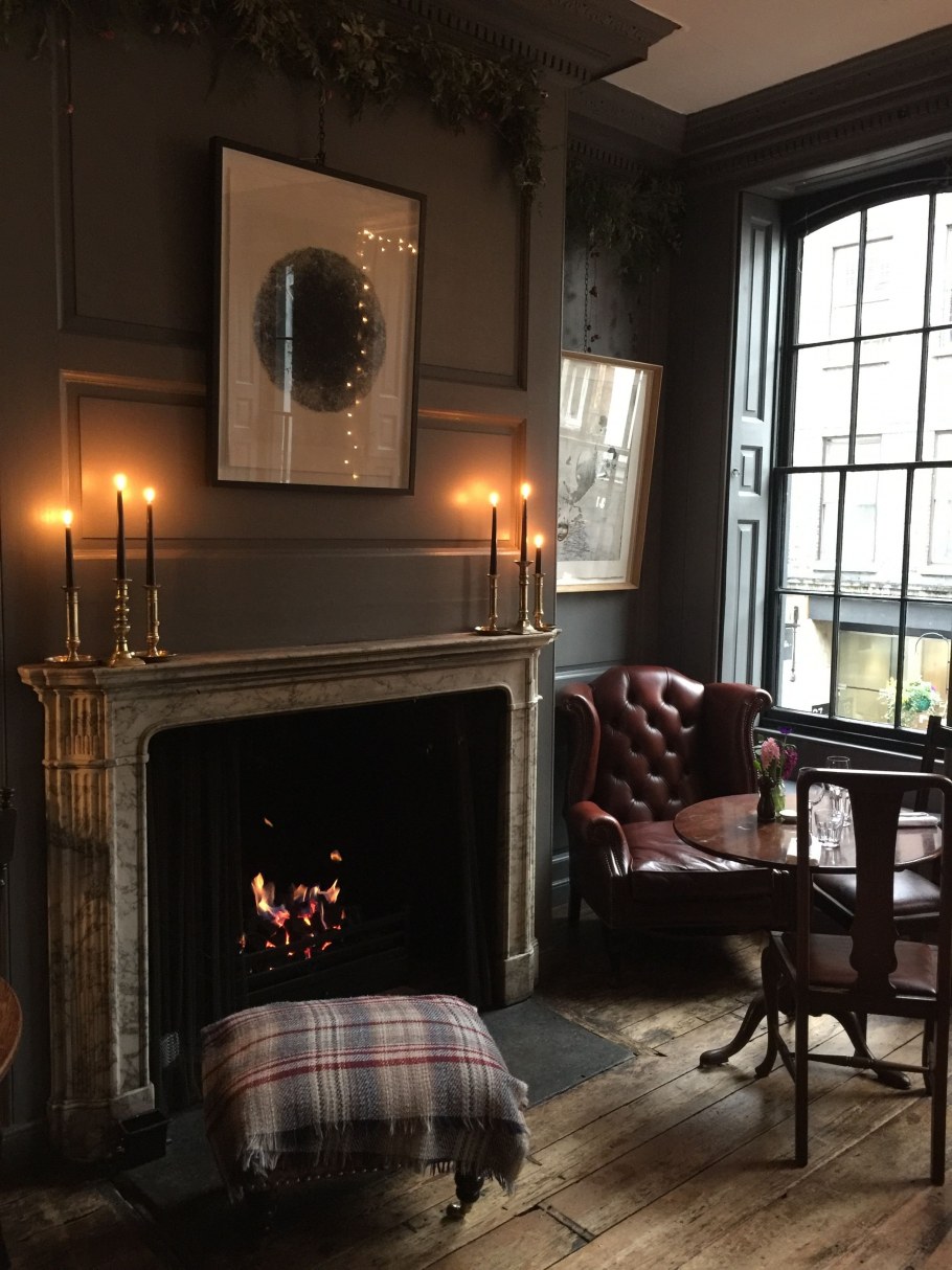 Камин в английском стиле