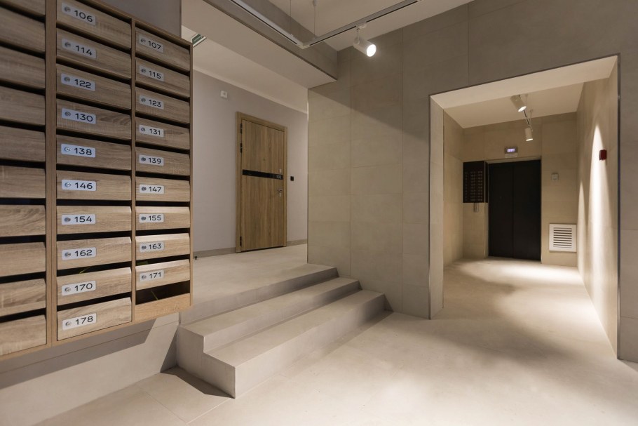 Интерьер подъезда брусника