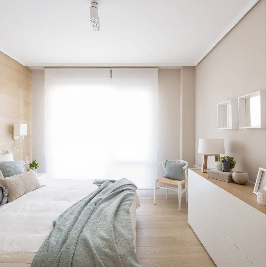 Интерьер спальни в светлых