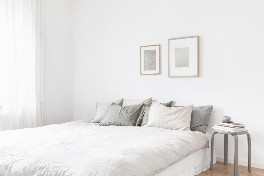 Комната с белой кроватью