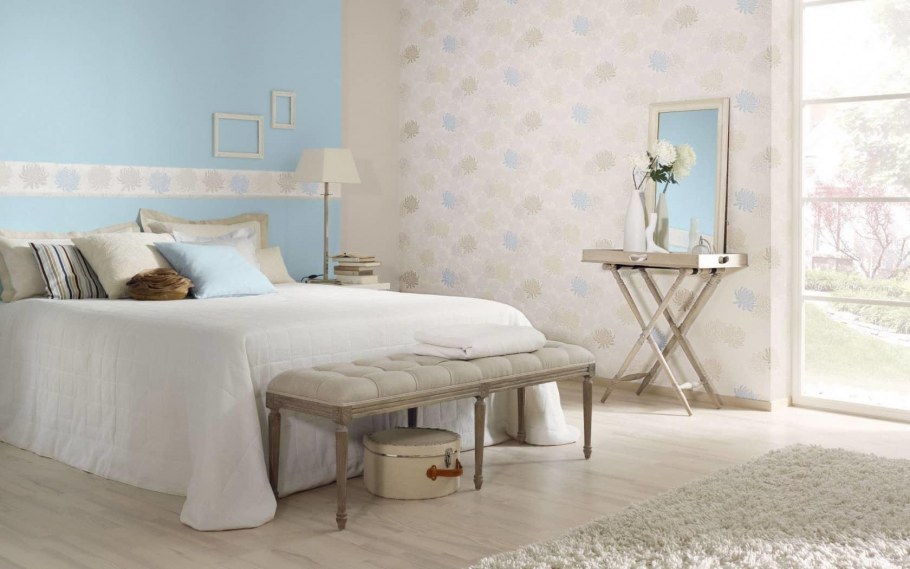 Однотонные стены в комнате