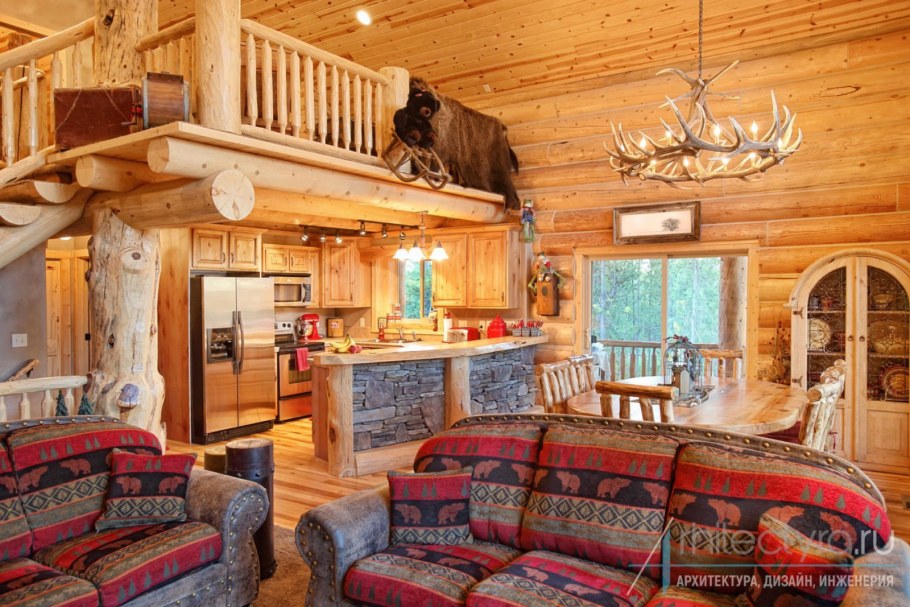 Маленькая комната с камином в деревенском стиле