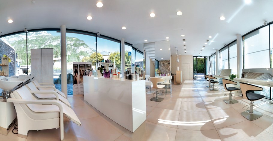 Парикмахерская с панорамными окнами