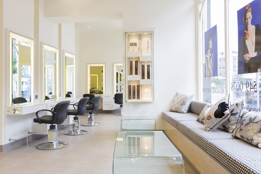 Салон красоты с большими окнами