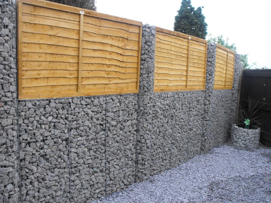 Забор из насыпного камня