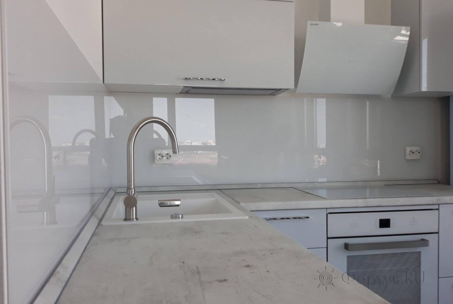 Фартук из белого стекла