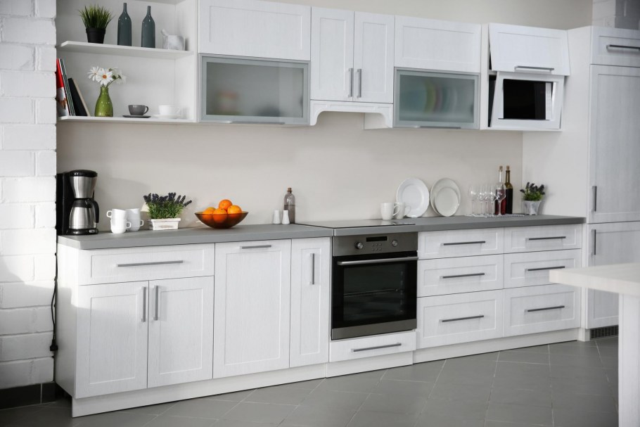 Кухня с белыми фасадами