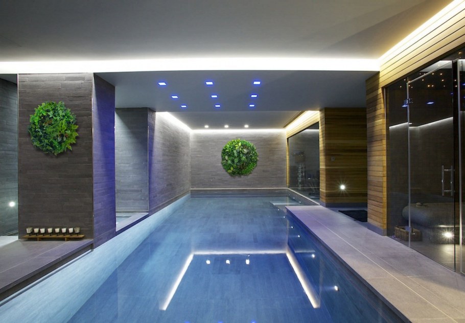 Стильный бассейн в доме