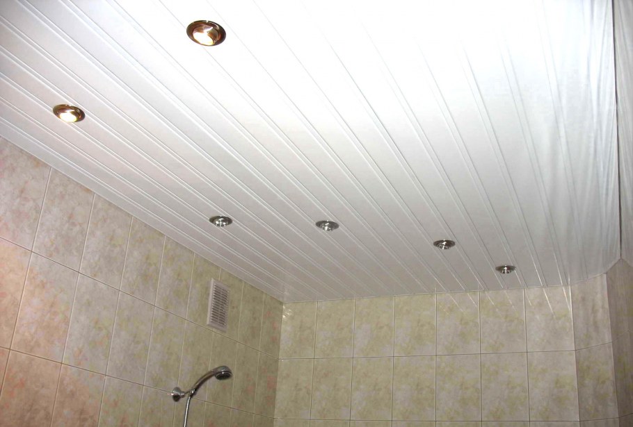 Реечный алюминиевый потолок в ванной комнате