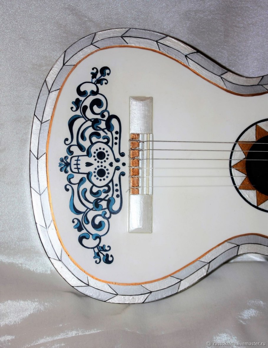 Тайна Коко белая гитара