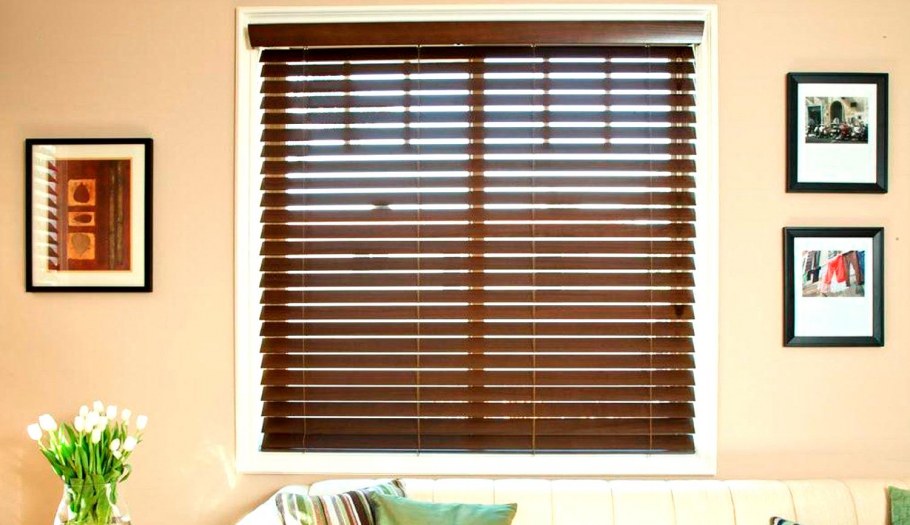 Деревянные жалюзи на створку окна