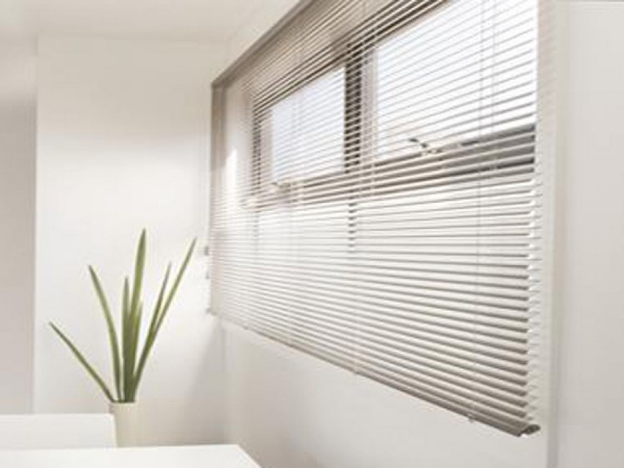 Жалюзи на потолок горизонтальные