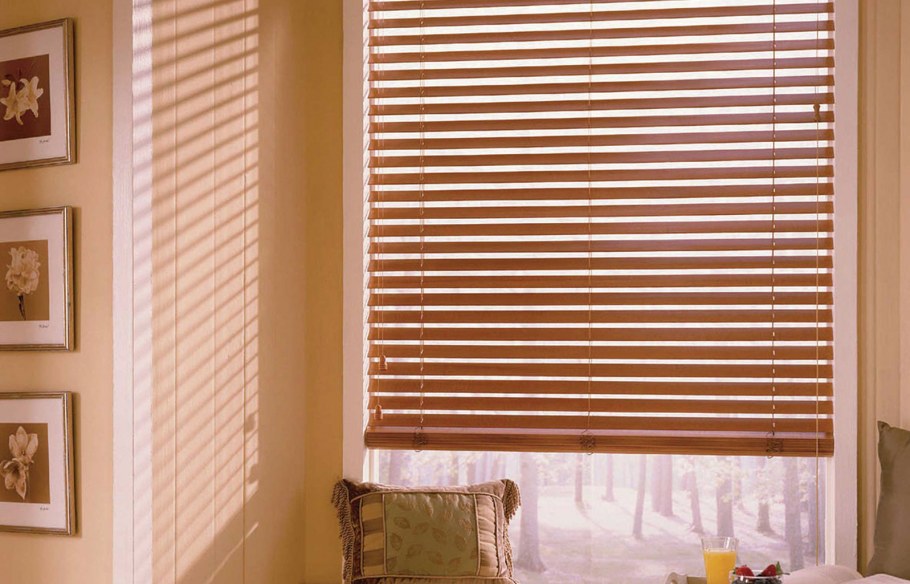 Горизонтальные деревянные жалюзи на пластиковые окна