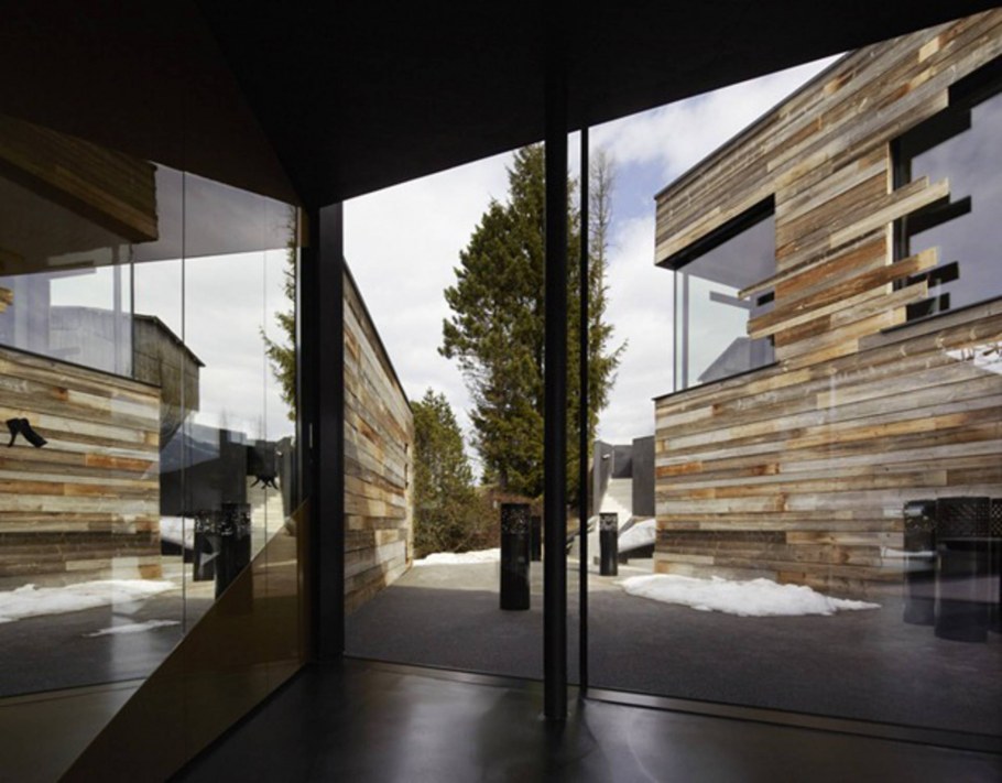 Фасад из дерева и стекла