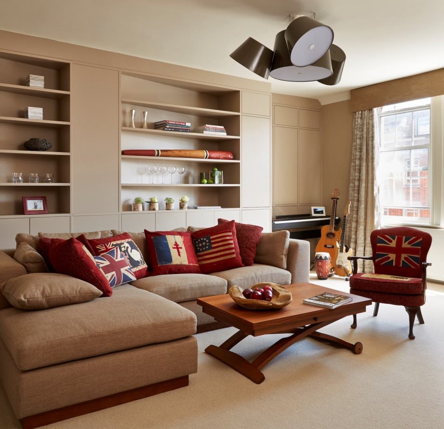 Уютная гостиная с диваном