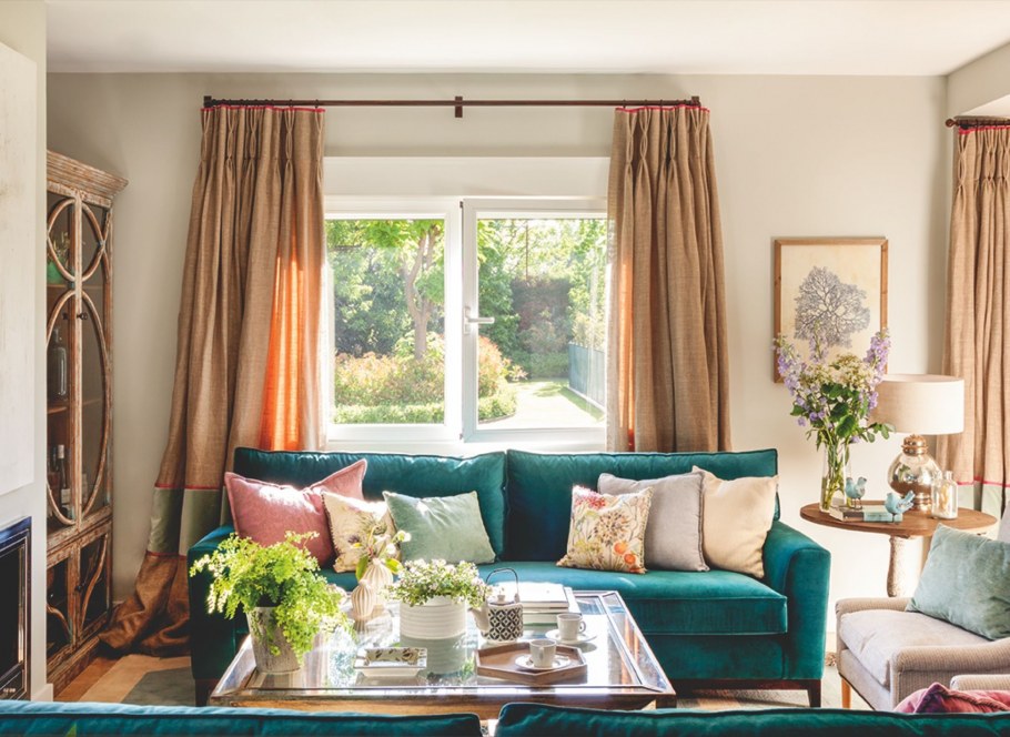 Гостиная с изумрудным диваном